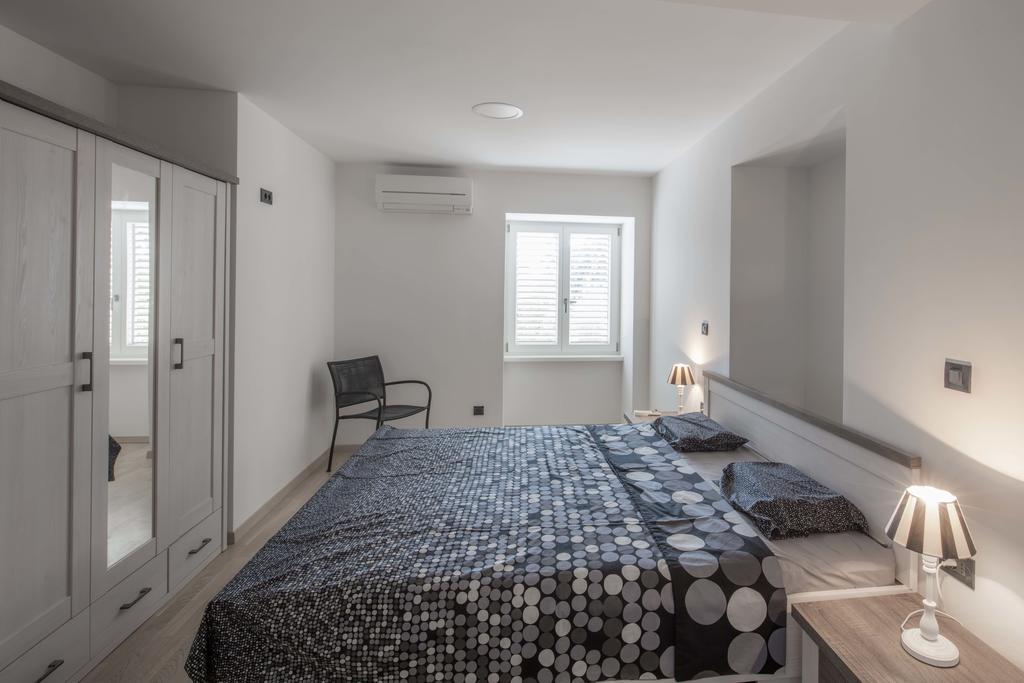Apartments Villa Adrienne Мали-Лошинь Экстерьер фото