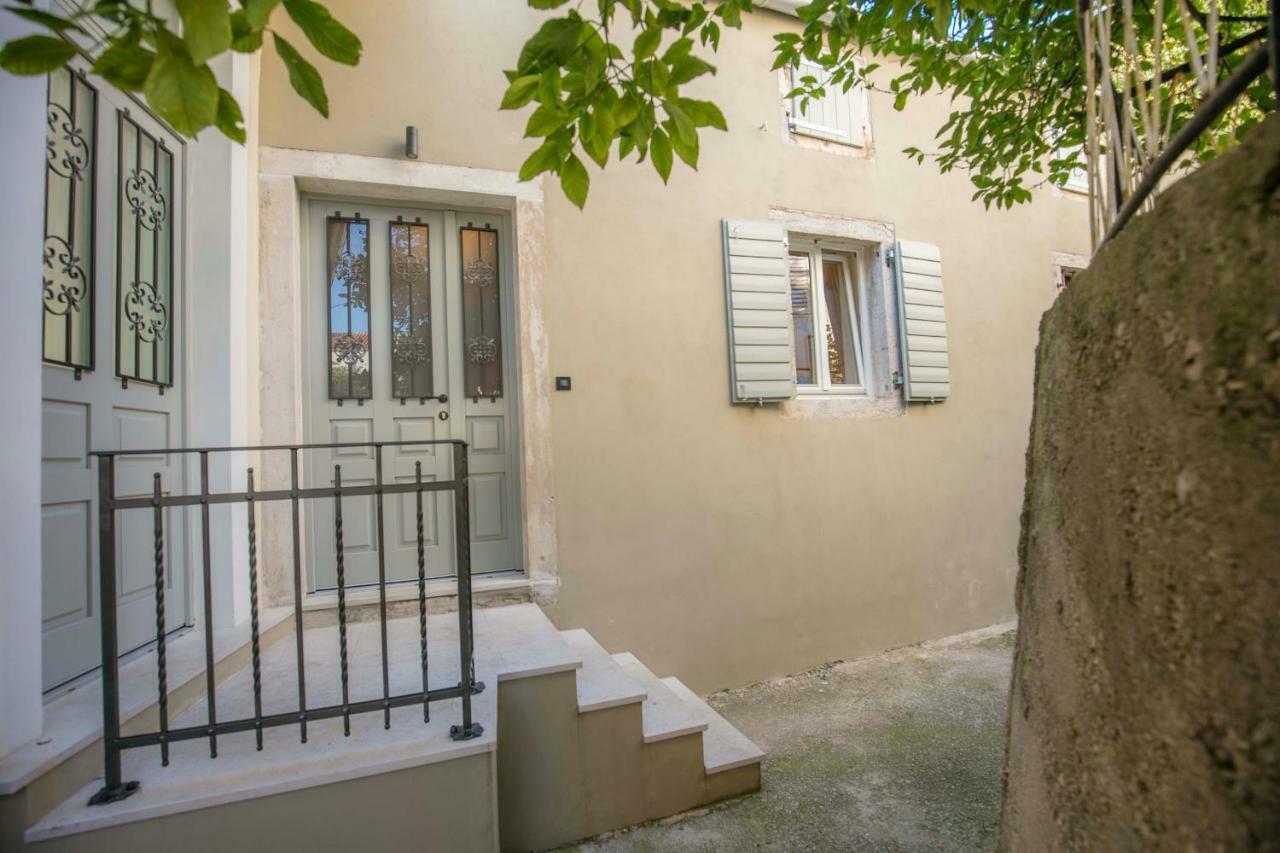 Apartments Villa Adrienne Мали-Лошинь Экстерьер фото