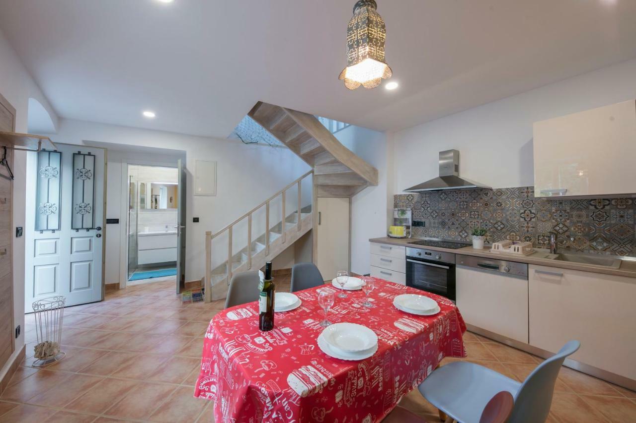 Apartments Villa Adrienne Мали-Лошинь Экстерьер фото
