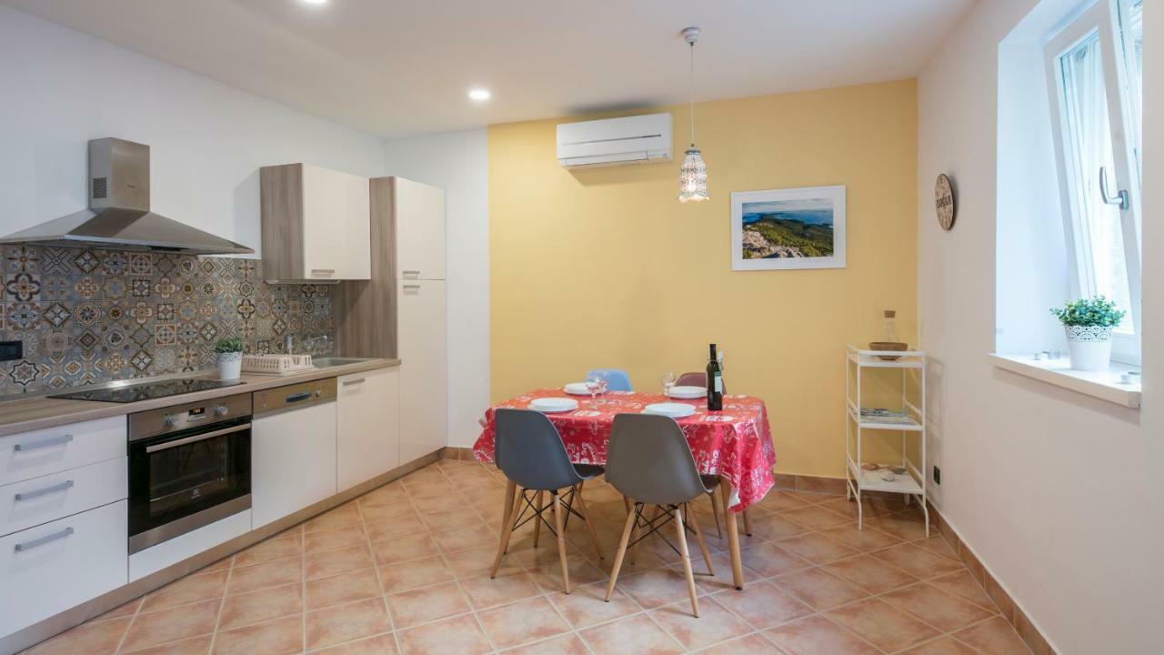 Apartments Villa Adrienne Мали-Лошинь Экстерьер фото